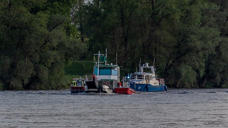 Am Freitagnachmittag ist es an der Donau bei Niederalteich zu einem großen Einsatz gekommen. Am Freitagnachmittag ist es an der Donau bei Niederalteich zu einem großen Einsatz gekommen.