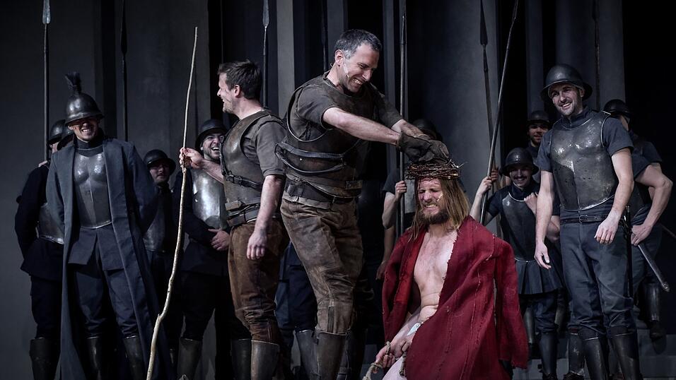 Die Dornenkr&ouml;nung: Frederik Mayret als Jesus in der Oberammergauer Passion.