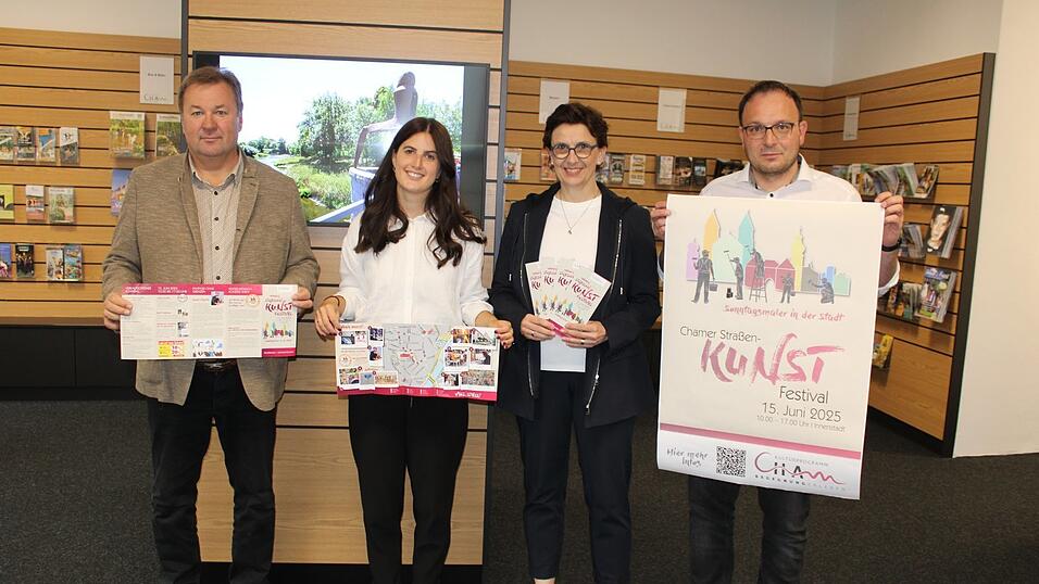 Bürgermeister Martin Stoiber, die beiden Organisatorinnen Petra Jakobi und Katrin Pielmeier sowie zweiter Bürgermeister Walter Dendorfer (von rechts) freuen sich schon auf das Straßenkunstfestival am 15. Juni. Bürgermeister Martin Stoiber, die beiden Organisatorinnen Petra Jakobi und Katrin Pielmeier sowie zweiter Bürgermeister Walter Dendorfer (von rechts) freuen sich schon auf das Straßenkunstfestival am 15. Juni.