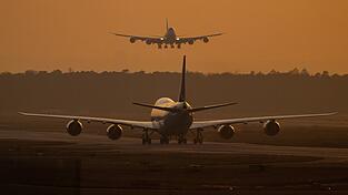 Flugreisen sollen ab dem Sommer mit geringeren Steuern belastet werden.