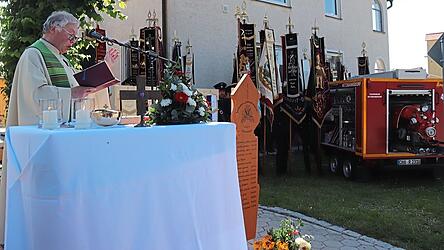 Pfarrer Alfons Eder segnet die Fahnenbänder, die neu restaurierte Fahne, den neuen Tragkraftspritzenanhänger 45/1 und ein Totenbrett. Pfarrer Alfons Eder segnet die Fahnenbänder, die neu restaurierte Fahne, den neuen Tragkraftspritzenanhänger 45/1 und ein Totenbrett.