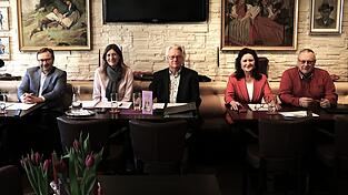 Im Caf&eacute; Kreuzer erl&auml;uterten die Stadtr&auml;te der Freien W&auml;hler, Rudolf Schnur (von links), Sonja Axthaler, Robert Mader, Jutta Widmann und Klaus Pauli, warum sie aller Voraussicht nach dem Haushalt der Stadt f&uuml;r 2026 nicht zustimmen werden.