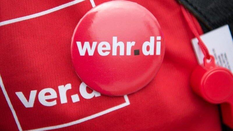 Eine Demonstrant tr&auml;gt eine Weste von Verdi und einen Button mit der Aufschrift 'wehr.di. Foto: Sven Hoppe/Archiv