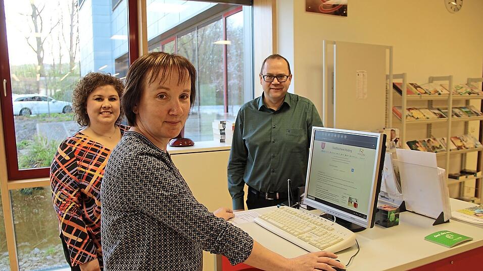 Büchereileiterin Erika Huttner eröffnet mittels Mouseclick zusammen mit Bürgermeisterin Alexandra Riedl und Josef Köppl das Onleihe- Zeitalter in der Rodinger Bücherei. Büchereileiterin Erika Huttner eröffnet mittels Mouseclick zusammen mit Bürgermeisterin Alexandra Riedl und Josef Köppl das Onleihe- Zeitalter in der Rodinger Bücherei.