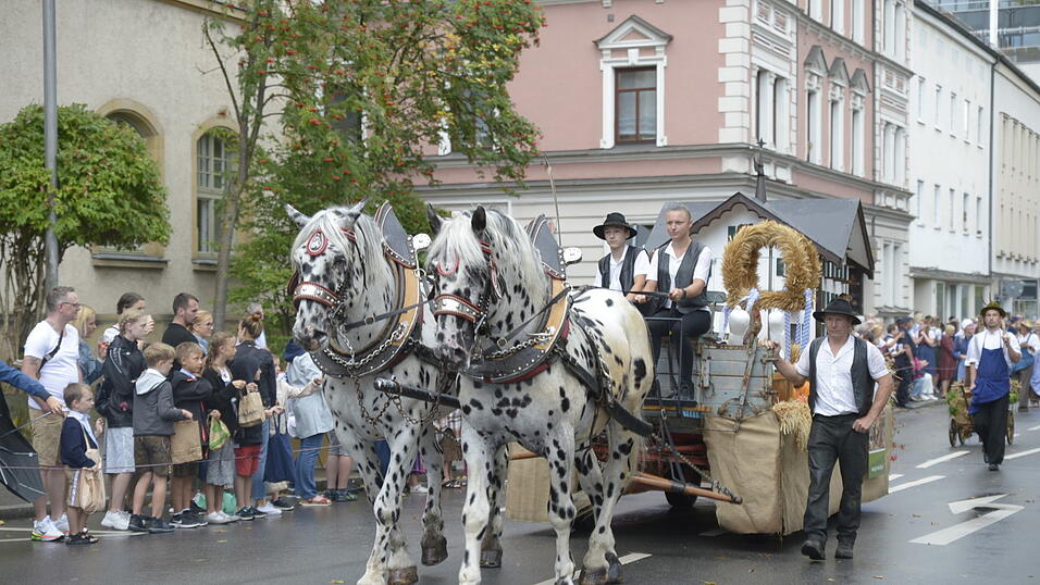 Zahlreiche Musik- und Trachtengruppen zogen nach dreij&auml;hriger Pause am Freitagabend zum Festplatz Am Hagen.&nbsp;