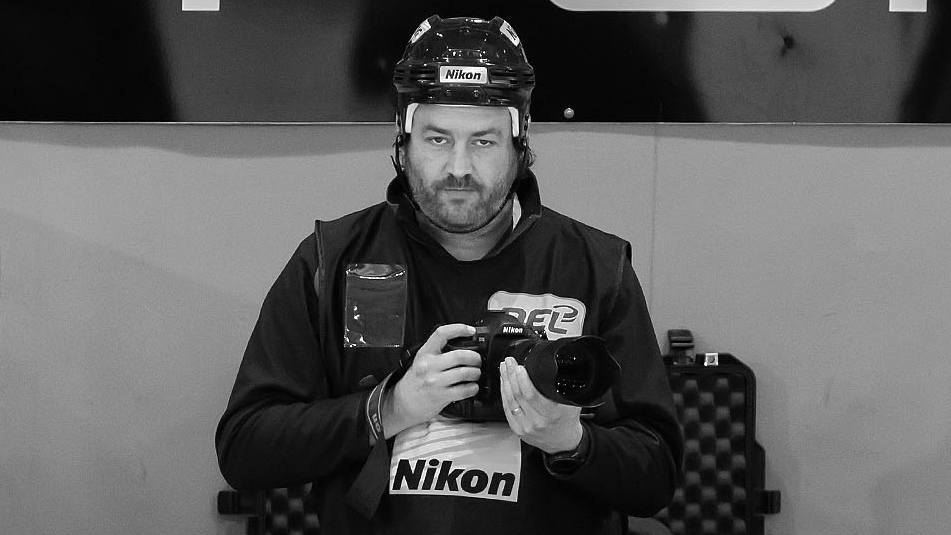 Stefan Ritzinger in seinem Element als Sportfotograf bei den Spielen der Straubing Tigers. 