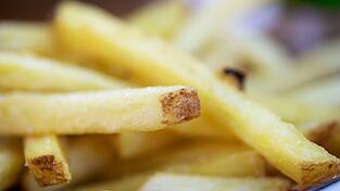 Ungesunde Lebensmittel werden in Großbritannien nicht mehr im Internet beworben. Im Fernsehen darf die Junk-Food-Werbung erst ab 21 Uhr laufen. (Symbolbild)