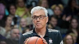 Gordon Herbert und die Bayern-Basketballer feiern einen wichtigen Sieg in der Euroleague. Gordon Herbert und die Bayern-Basketballer feiern einen wichtigen Sieg in der Euroleague.