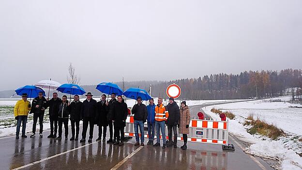 Die Freude bei Projektverantwortlichen und Vertretern der Politik über die bevorstehende Freigabe des ersten Bauabschnitts wurde auch durch das ungemütliche Nieselwetter am Montagnachmittag nicht getrübt.