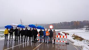 Die Freude bei Projektverantwortlichen und Vertretern der Politik über die bevorstehende Freigabe des ersten Bauabschnitts wurde auch durch das ungemütliche Nieselwetter am Montagnachmittag nicht getrübt. Die Freude bei Projektverantwortlichen und Vertretern der Politik über die bevorstehende Freigabe des ersten Bauabschnitts wurde auch durch das ungemütliche Nieselwetter am Montagnachmittag nicht getrübt.