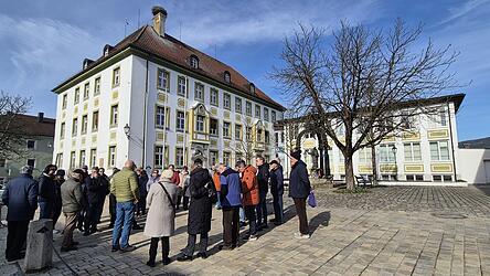 Die Besuchergruppe mit Clemens Pongratz im &bdquo;historischen Kr&auml;ftedreieck&ldquo;
