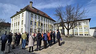 Die Besuchergruppe mit Clemens Pongratz im &bdquo;historischen Kr&auml;ftedreieck&ldquo;