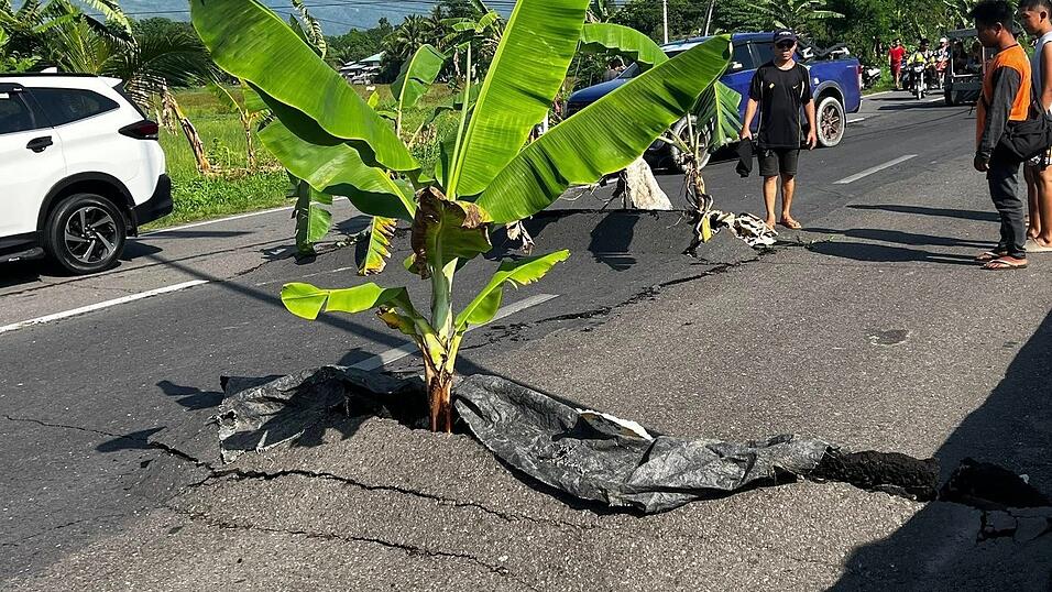 In Straßen taten sich große Risse auf. In Straßen taten sich große Risse auf.