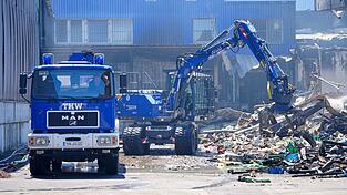 Einsatzkräfte des Technischen Hilfswerks (THW) beseitigen mit einem Bagger Schutt. Einsatzkräfte des Technischen Hilfswerks (THW) beseitigen mit einem Bagger Schutt.