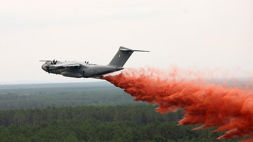 Zum Abwerfen von Löschmittel kam in Frankreich ein speziell ausgerüsteter Airbus A400M zum Einsatz. Zum Abwerfen von Löschmittel kam in Frankreich ein speziell ausgerüsteter Airbus A400M zum Einsatz.