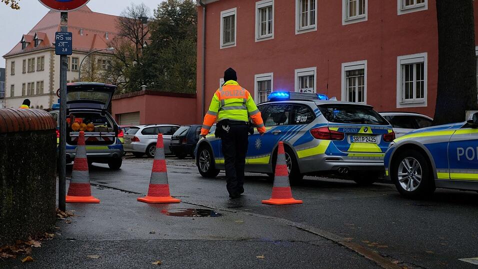 Wegen einer Bombendrohung ist derzeit das Gebiet um die Berufsschule in der Pestalozzistraße in Straubing gesperrt.