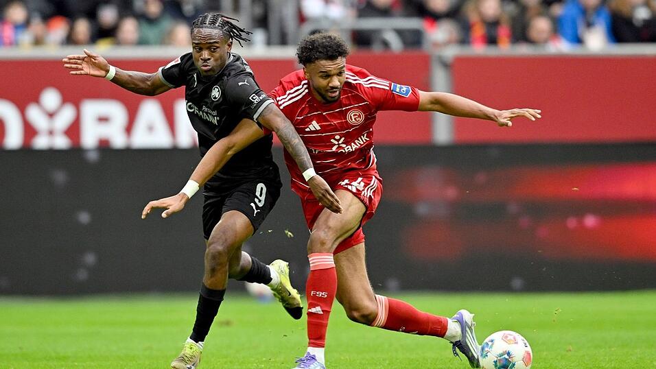 Zweikampf zwischen F&uuml;rths Noel Futkeu (links) und Fortunas Elias Egouli.