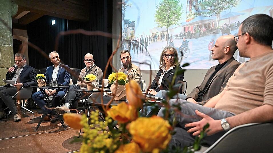 Auf dem Podium diskutierten (von rechts): Daniel Gaittet, Michael Schien, Kathrin Fuchshuber, Benedikt Suttner, Thomas Thurow und Thomas Burger sowie Moderator G&uuml;nter Murr.