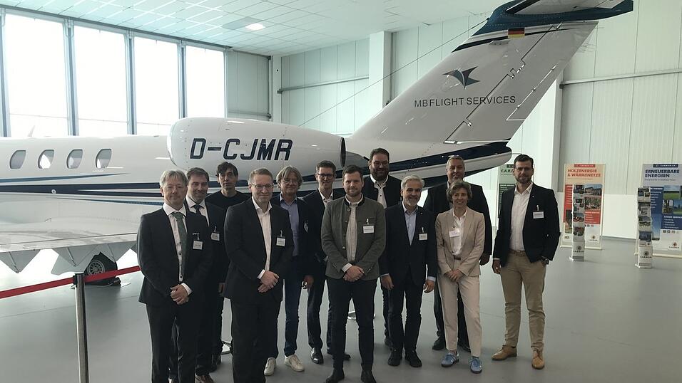 Im Hangar der Firma MB Flight Services am Flugplatz Straubing-Wallmühle fand der erste Teil des Forums „Erneuerbare Kraftstoffe“ statt, bei dem Florian Kindzorra (rechts) das Projekt „Bavaria Bio Fuels“ vorstellte, bei dem im Hafen Straubing-Sand aus Hackschnitzel und Biomethan Kerosin, Diesel und Naphtha hergestellt werden soll. Im Hangar der Firma MB Flight Services am Flugplatz Straubing-Wallmühle fand der erste Teil des Forums „Erneuerbare Kraftstoffe“ statt, bei dem Florian Kindzorra (rechts) das Projekt „Bavaria Bio Fuels“ vorstellte, bei dem im Hafen Straubing-Sand aus Hackschnitzel und Biomethan Kerosin, Diesel und Naphtha hergestellt werden soll.