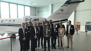 Im Hangar der Firma MB Flight Services am Flugplatz Straubing-Wallm&uuml;hle fand der erste Teil des Forums &bdquo;Erneuerbare Kraftstoffe&ldquo; statt, bei dem Florian Kindzorra (rechts) das Projekt &bdquo;Bavaria Bio Fuels&ldquo; vorstellte, bei dem im Hafen Straubing-Sand aus Hackschnitzel und Biomethan Kerosin, Diesel und Naphtha hergestellt werden soll.