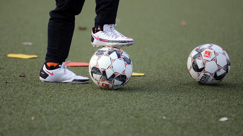 Ein Ex-Nachwuchstrainer des SSV Jahn Regensburg soll Kinder heimlich nach dem Training in der Dusche gefilmt haben. (Symbolfoto)