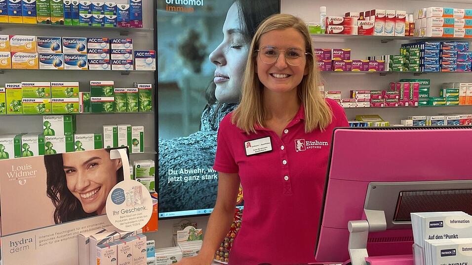 Julia Bergmann, Apothekerin in der Einhornapotheke, ber&auml;t Urlauber bei der Zusammenstellung ihrer Reiseapotheke.