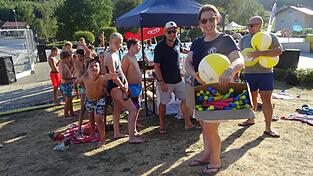 Die KIWANIS finanzierten den Discjockey und spendeten 400 Wasserspielzeuge. Im Vordergrund die Vorsitzende Johanna Werner.
