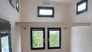 Etwa 2,50 Meter breit ist der Wohnraum in diesem nagelneuen Tiny House. Etwa 2,50 Meter breit ist der Wohnraum in diesem nagelneuen Tiny House.