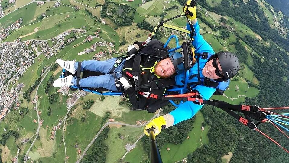Stefan Steininger mit Pilot Daniel über dem Sarganserland des Schweizer Kantons St. Gallen. Stefan Steininger mit Pilot Daniel über dem Sarganserland des Schweizer Kantons St. Gallen.