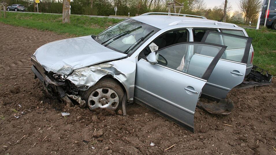 Stark beschädigt: Das Auto blieb im Feld liegen.