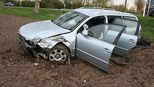 Stark beschädigt: Das Auto blieb im Feld liegen.