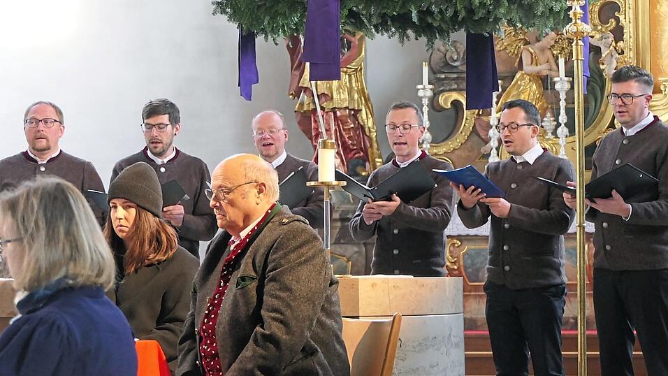 Die Distelberg S&auml;nger tragen die Lieder stimmgewaltig vor.