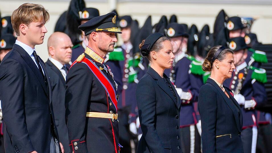 K&ouml;nig Haakon VIII. schritt gemeinsam mit seinen Kindern, Kronprinzessin Ingrid Alexandra und Prinz Sverre Magnus, sowie seiner Schwester Prinzessin M&auml;rtha Louise hinter dem Sarg her.