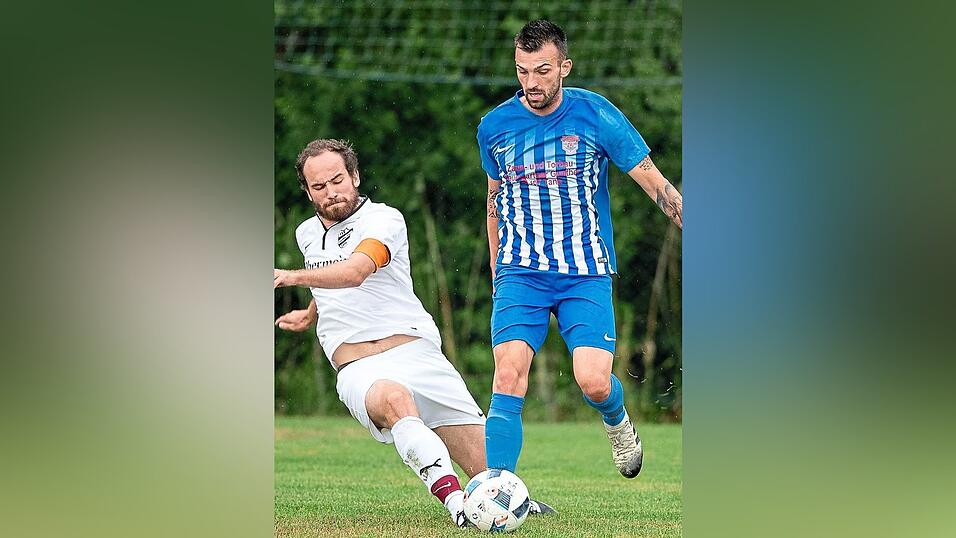 Landaus Jonas Reif (weißes Trikot) und Walburgskirchens Devid Stanisavljevic lieferten sich hitzige Zweikämpfe. In der 80. Minute mussten beide deswegen vom Feld. Reif nach gelb-roter Karte (Foul), Stanislavljevic mit Glattrot (Tätlichkeit). Landaus Jonas Reif (weißes Trikot) und Walburgskirchens Devid Stanisavljevic lieferten sich hitzige Zweikämpfe. In der 80. Minute mussten beide deswegen vom Feld. Reif nach gelb-roter Karte (Foul), Stanislavljevic mit Glattrot (Tätlichkeit).