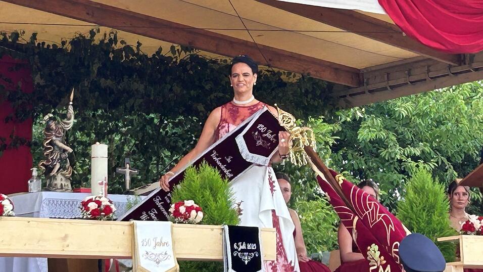 Tanja Wimmer heftet das Fahnenmutterband an.