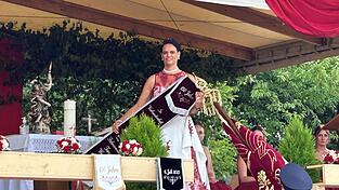 Tanja Wimmer heftet das Fahnenmutterband an.