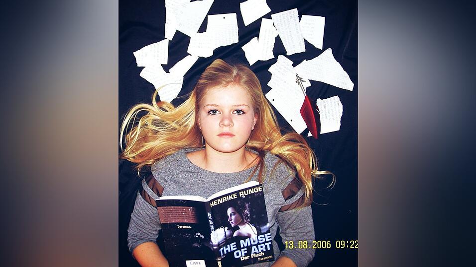 Henrike Runge (14 Jahre) aus Straubing'The Muse of Art', 'Der Fluch'erschienen im Paramon Verlag, (Dienstleistungsverlag aus Frankfurt/Main) Das erste Buch, das ich je gelesen habe: 'Sternenschweif' von Linda Chapman Meine erste Geschichte habe ich geschrieben mit: zwölf Jahren Darum geht's in 'The Muse of Art': Die 16-jährige Chloe Miller lernt in Schottland Dougal kennen. Er ist ihr sofort sympathisch. Als sie kurz darauf erfährt, dass dieser eigentlich ein 700 Jahre alter Werwolf ist, möchte sie dies am liebsten verdrängen. Eine übernatürliche Auftragskillerin soll die Werwölfe umbringen, und damit ist auch Dougal in Gefahr. Chloe wird in eine Welt voller Vampire, Hexen und anderer Wesen gezogen. Gemeinsam versuchen sie, sich gegen die Auftragskillerin zu wehren, und müssen dabei feststellen, dass noch mehr hinter der ganzen Sache steckt So lange habe ich daran geschrieben: fast ein Jahr Ich schreibe am liebsten: nachts Mein Lieblingsplatz zum Schreiben: die Couch oder mein Bett Meine besten Ideen habe ich: Wenn ich reite, mit dem Hund spazieren gehe oder einfach nur Musik höre Meistens kommen mir die Ideen aber auch einfach, während ich schreibe.So bin ich bei der Entstehung meiner Geschichte vorgegangen: Um ehrlich zu sein, wusste ich am Anfang selber nicht so genau, was ich eigentlich schreiben wollte, da die Geschichte erst nur für den Deutschunterricht war. Ich wollte eigentlich nichts schreiben, was mit übernatürlichen Dingen zu tun hat. Anfangs hatte ich nur die beiden Hauptpersonen Chloe und Dougal und da ich mich schon immer für das Übernatürliche interessiert habe, wurde Dougal kurzerhand zum Werwolf. Ab dem Punkt habe ich einfach nur noch geschrieben und der Geschichte ihren Lauf nehmen lassen. Ich hatte also gar keinen Plan. Mich findest du in der Geschichte als folgende Figur: Lacy, aber auch Garrett (wenn ich ein Kerl wäre). Henrike Runge (14 Jahre) aus Straubing'The Muse of Art', 'Der Fluch'erschienen im Paramon Verlag, (Dienstleistungsverlag aus Frankfurt/Main) Das erste Buch, das ich je gelesen habe: 'Sternenschweif' von Linda Chapman Meine erste Geschichte habe ich geschrieben mit: zwölf Jahren Darum geht's in 'The Muse of Art': Die 16-jährige Chloe Miller lernt in Schottland Dougal kennen. Er ist ihr sofort sympathisch. Als sie kurz darauf erfährt, dass dieser eigentlich ein 700 Jahre alter Werwolf ist, möchte sie dies am liebsten verdrängen. Eine übernatürliche Auftragskillerin soll die Werwölfe umbringen, und damit ist auch Dougal in Gefahr. Chloe wird in eine Welt voller Vampire, Hexen und anderer Wesen gezogen. Gemeinsam versuchen sie, sich gegen die Auftragskillerin zu wehren, und müssen dabei feststellen, dass noch mehr hinter der ganzen Sache steckt So lange habe ich daran geschrieben: fast ein Jahr Ich schreibe am liebsten: nachts Mein Lieblingsplatz zum Schreiben: die Couch oder mein Bett Meine besten Ideen habe ich: Wenn ich reite, mit dem Hund spazieren gehe oder einfach nur Musik höre Meistens kommen mir die Ideen aber auch einfach, während ich schreibe.So bin ich bei der Entstehung meiner Geschichte vorgegangen: Um ehrlich zu sein, wusste ich am Anfang selber nicht so genau, was ich eigentlich schreiben wollte, da die Geschichte erst nur für den Deutschunterricht war. Ich wollte eigentlich nichts schreiben, was mit übernatürlichen Dingen zu tun hat. Anfangs hatte ich nur die beiden Hauptpersonen Chloe und Dougal und da ich mich schon immer für das Übernatürliche interessiert habe, wurde Dougal kurzerhand zum Werwolf. Ab dem Punkt habe ich einfach nur noch geschrieben und der Geschichte ihren Lauf nehmen lassen. Ich hatte also gar keinen Plan. Mich findest du in der Geschichte als folgende Figur: Lacy, aber auch Garrett (wenn ich ein Kerl wäre).