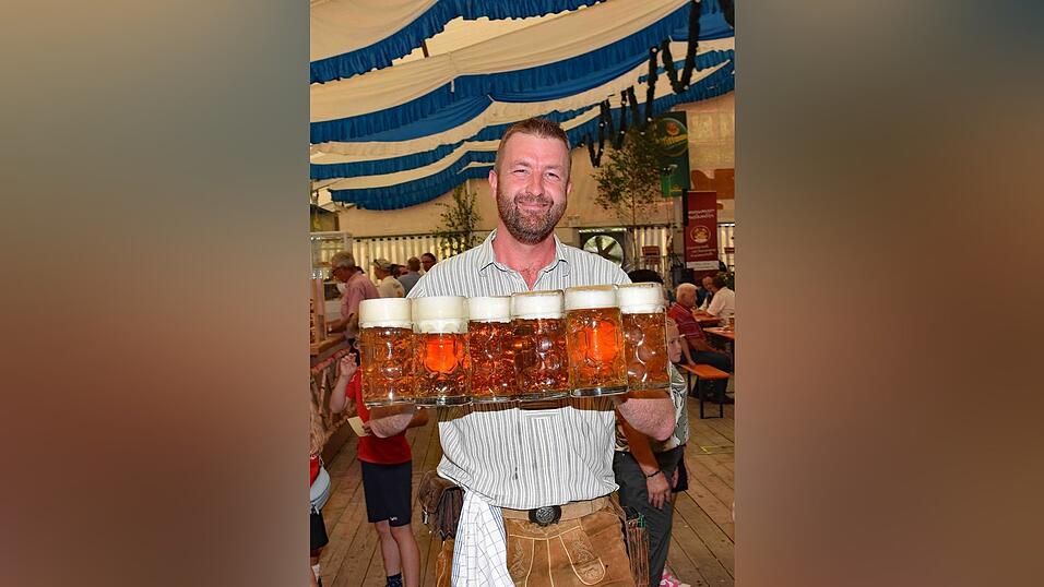 Alle Hände voll zu tun hatten die fleißigen Bedienungen. Alle Hände voll zu tun hatten die fleißigen Bedienungen.