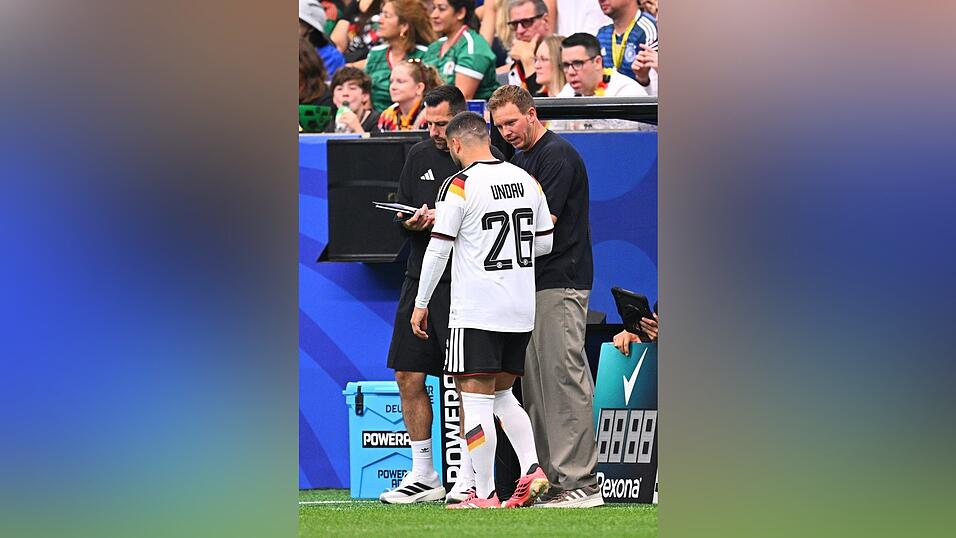 Der Trainer und sein Edeljoker: Letzte Anweisungen von Julian Nagelsmann an Deniz Undav beim ersten WM-Spiel. (Archivbild) Der Trainer und sein Edeljoker: Letzte Anweisungen von Julian Nagelsmann an Deniz Undav beim ersten WM-Spiel. (Archivbild)