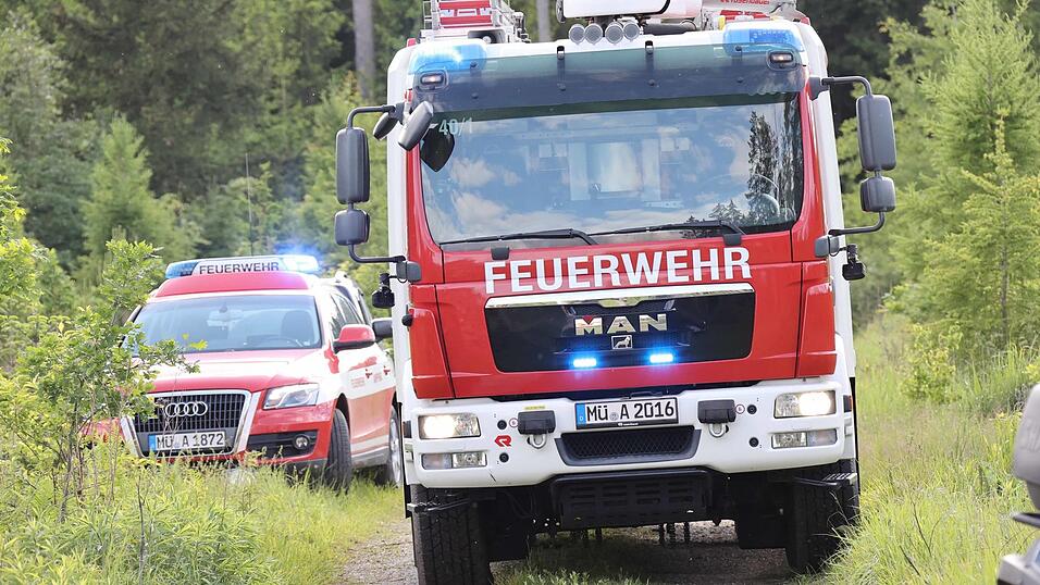 Ein Mann stürzte während einer Pause im Mühldorfer Hart auf einem Bunker und zog sich eine schwere Stichverletzung zu. Ein Mann stürzte während einer Pause im Mühldorfer Hart auf einem Bunker und zog sich eine schwere Stichverletzung zu.