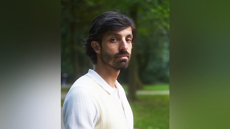 Der Dramatiker Akin Emanuel Sipal hat ein Theaterstück über Mesut Özil geschrieben.