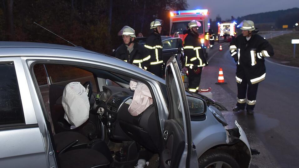 Die Feuerwehren aus Rötz und Hetzmannsdorf sichern die Unfallstelle ab. Die Verletzten werden vom Rettungsdienst versorgt.