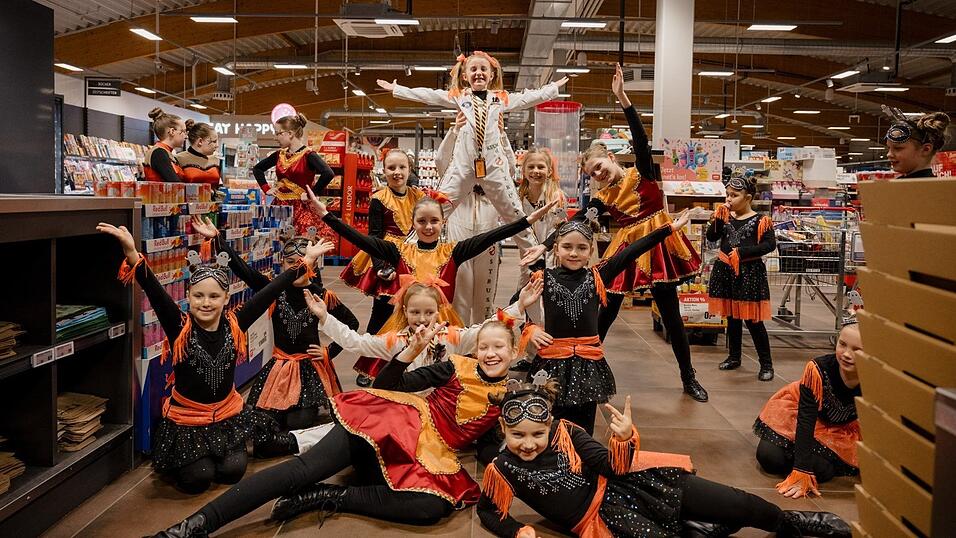 Im Supermarkt wurden f&uuml;r den Auftritt der Kindergarde sogar extra die Kassen geschlossen.