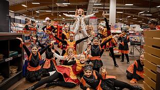 Im Supermarkt wurden für den Auftritt der Kindergarde sogar extra die Kassen geschlossen. Im Supermarkt wurden für den Auftritt der Kindergarde sogar extra die Kassen geschlossen.