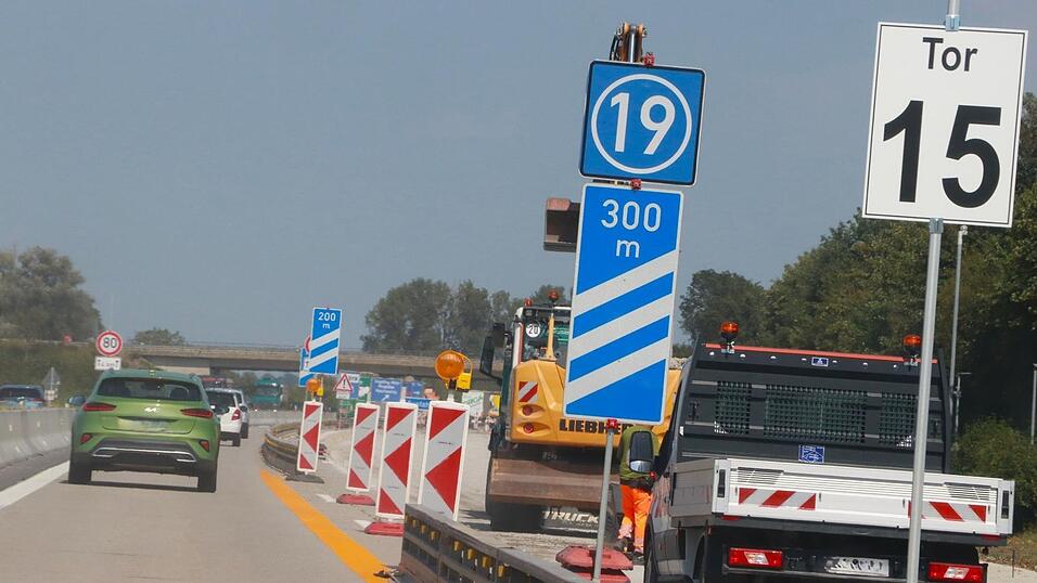 Viele Schilder, viele Baufahrzeuge, viel Verkehr - und trotzdem Platz. Eine spezielle Verkehrsführung macht es möglich. Viele Schilder, viele Baufahrzeuge, viel Verkehr - und trotzdem Platz. Eine spezielle Verkehrsführung macht es möglich.