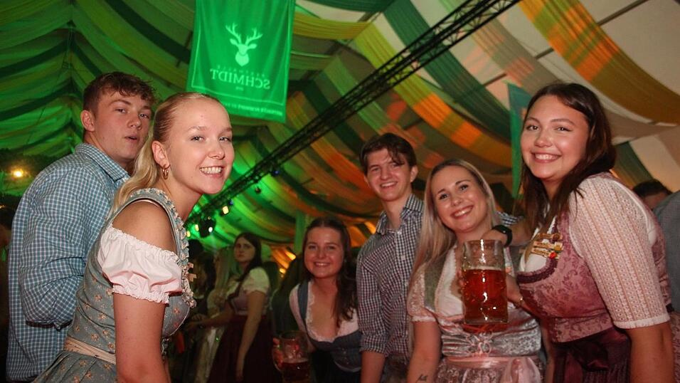 Auch am Samstagabend strömten viele Landshuter zur Dult. Auch am Samstagabend strömten viele Landshuter zur Dult.