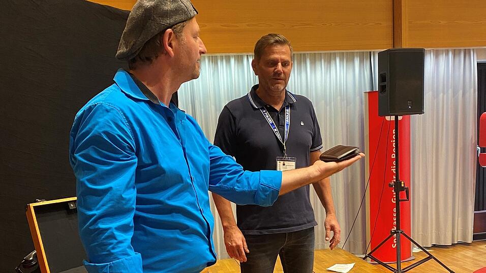 Kabarettist Tom Bauer (links) als Wunderheiler, der den Fluch auf dem Geld vertreibt, zusammen mit Manfred Reumann von der Kripo in einer Nebenrolle.