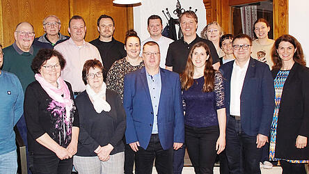 Die Stadtratskandidaten der &Uuml;berparteilichen Freien W&auml;hlergemeinschaft mit Landratskandidatin Tanja Schweiger (rechts).