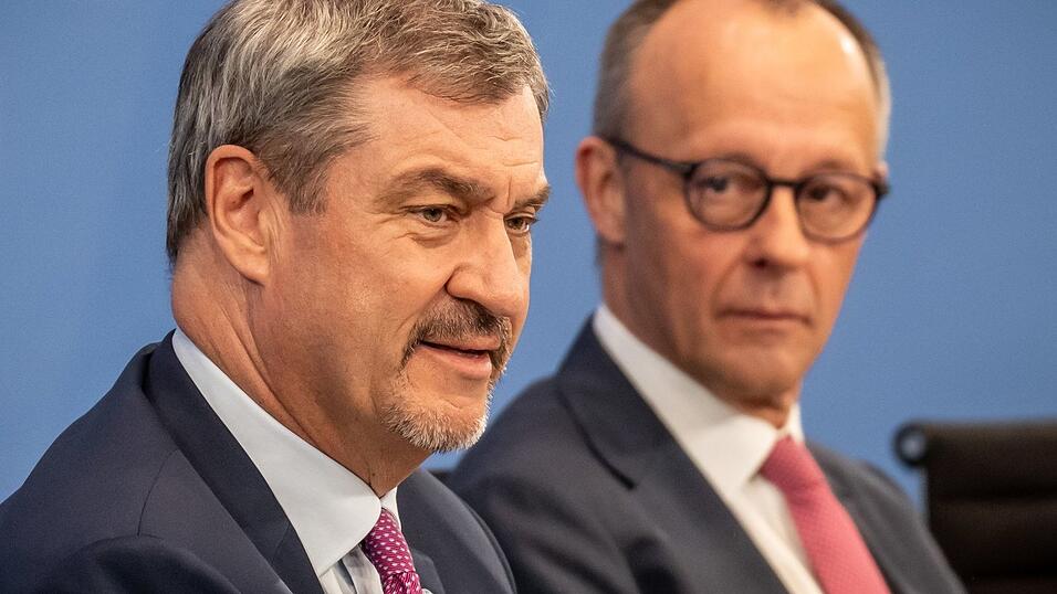 Bayerns Ministerpr&auml;sident Markus S&ouml;der (l. CSU) bei einer Pressekonferenz mit Bundeskanzler Friedrich Merz (CDU) nach dem Koalitionsausschuss im April. (Archivbild)
