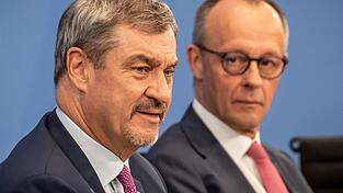 Bayerns Ministerpr&auml;sident Markus S&ouml;der (l. CSU) bei einer Pressekonferenz mit Bundeskanzler Friedrich Merz (CDU) nach dem Koalitionsausschuss im April. (Archivbild)